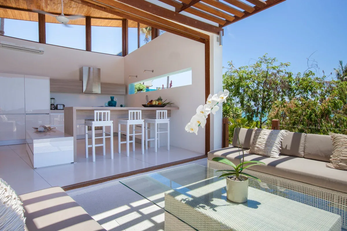 Villa Kya — พื้นที่สีขาวกับแสงเขตร้อนที่อบอุ่น